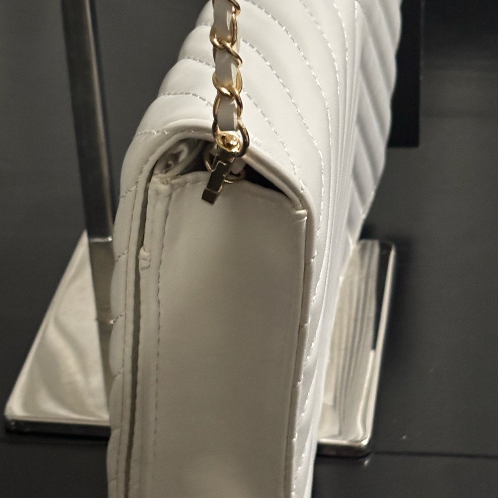 NWT Badgley Mischka White Quilted Crossbody Bag Gold Chain Tassel Logo Clutch - Picture 5 of 13